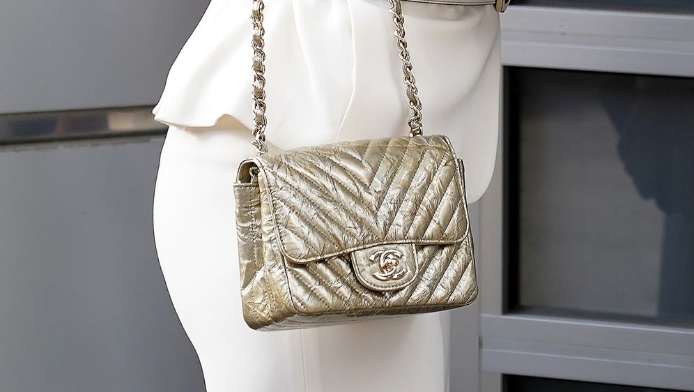 Aleksandra Prijović s torbom modne kuće Chanel