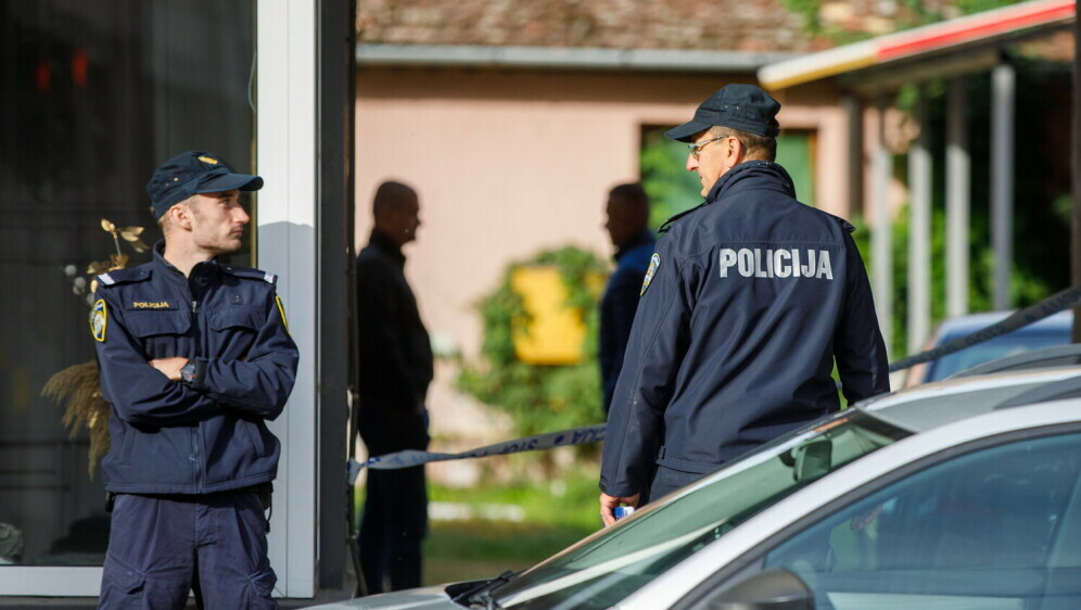 Policija u dvorištu stambene zgrade u Osijeku obavlja očevid