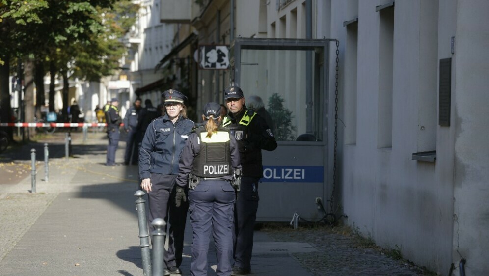 Policija ispred sinagoge u Berlinu na koju su bačeni molotovljevi kokteli