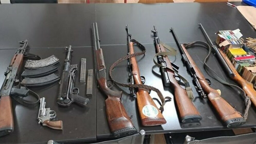 Policija pronašla veliku količinu oružja i streljiva