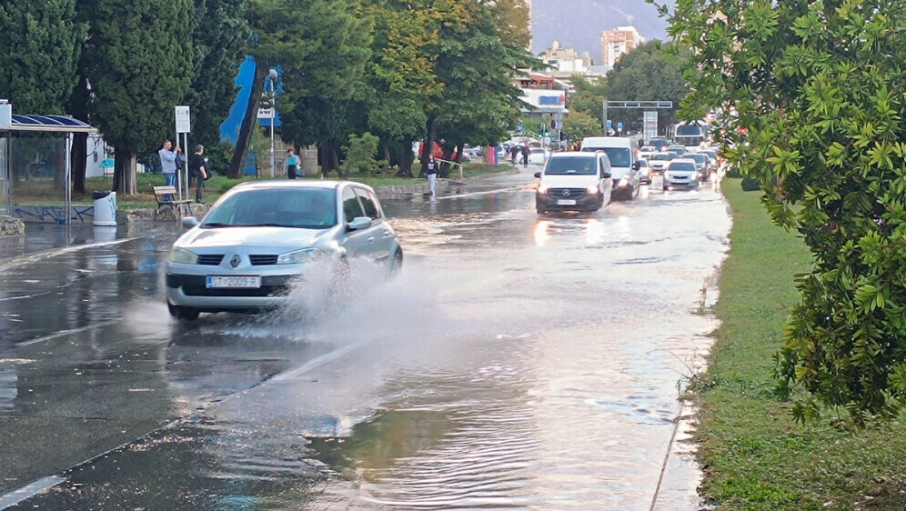 Pljusak u Splitu poplavio cestu - 1