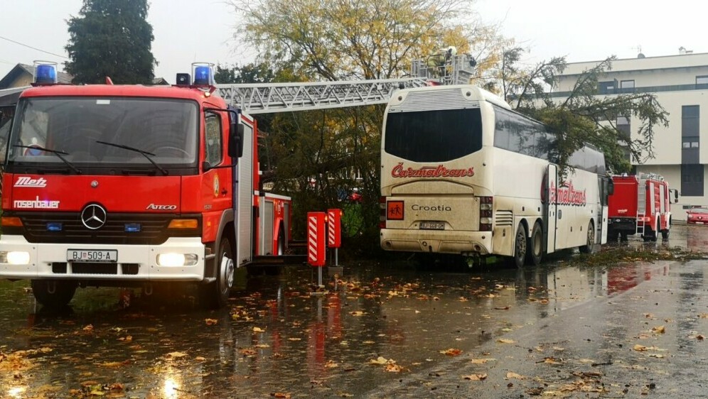 Nevrijeme srušilo stablo na autobus u Bjelovaru