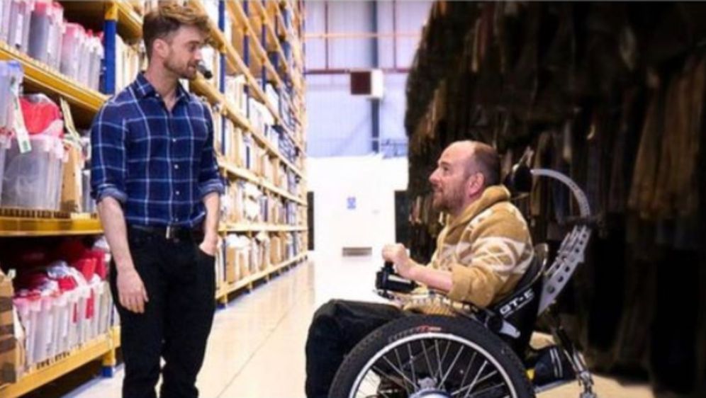glumac Daniel Radcliffe i njegov dubler David Holmes stoje jedan nasuprot drugoga