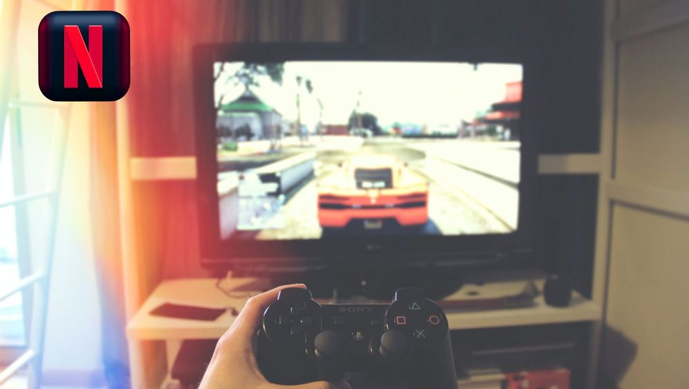 igranje igrice GTA na televizoru i netflixov logo
