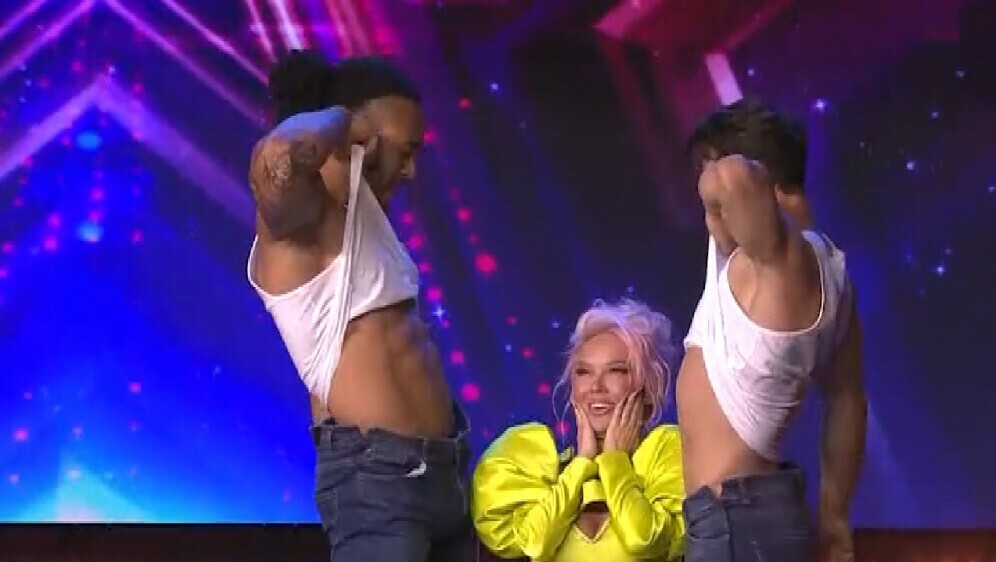 Forbidden nights, Supertalent - 12