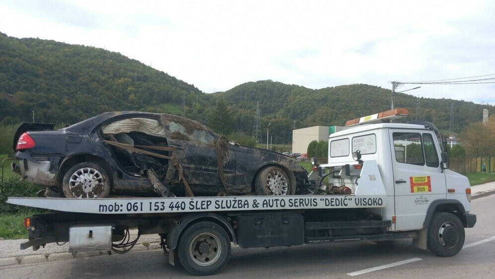 Autom sletjeli u rijeku, poginulo četvero mladih: Nije bilo tragova  kočenja, Mercedes je prepolovio vrbu