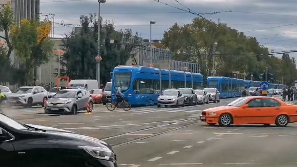 Kotač automobila upao u rupu