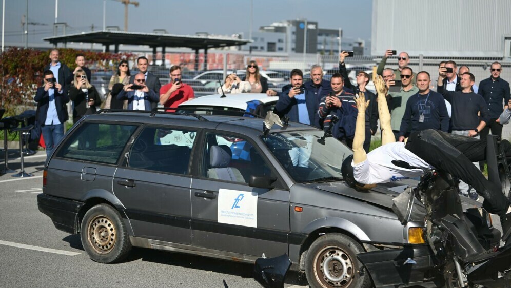 Crash test simulacija sudara automobila i motocikla - 1