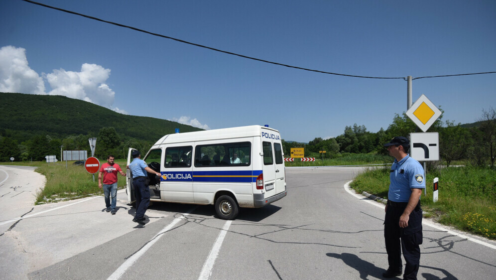 Migranti i policija, ilustracija