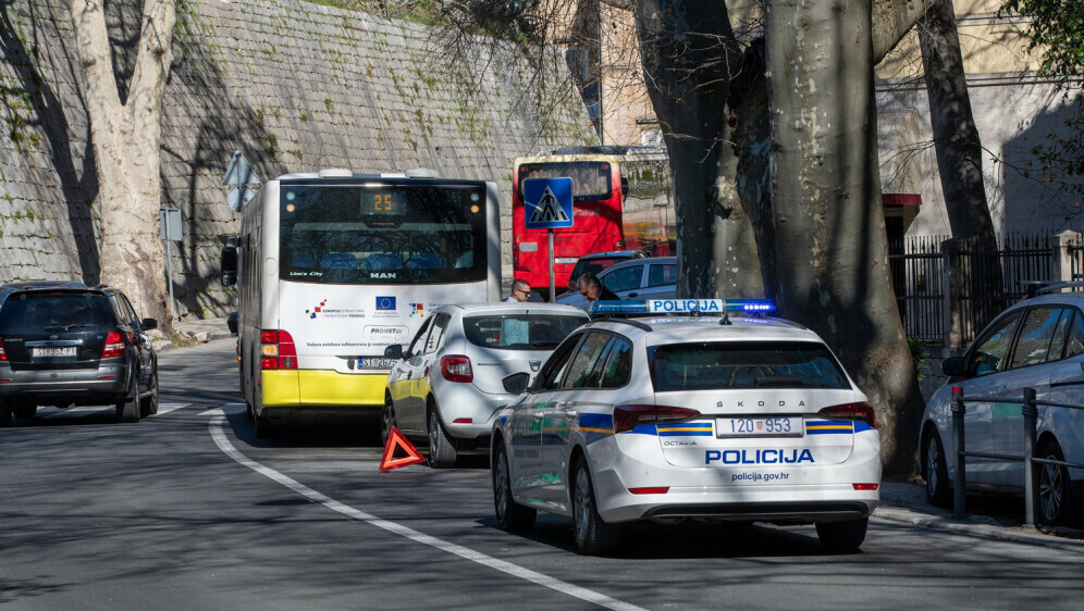 Autobus i policija, ilustracija