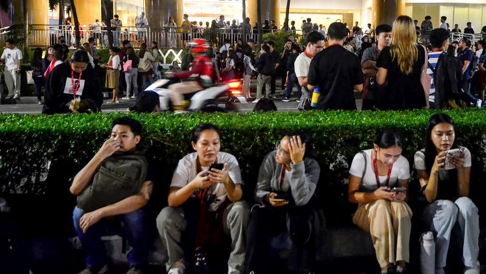 Građani na ulici nakon snažnog potresa na Filipinima