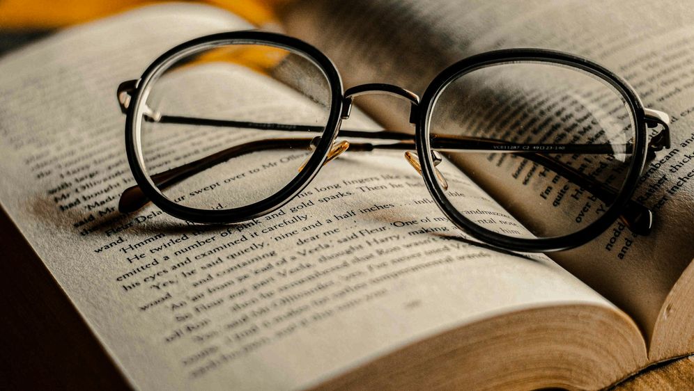 Naočale na knjizi