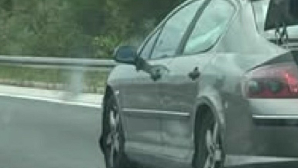 Automobil na autocesti i upitan način transporta