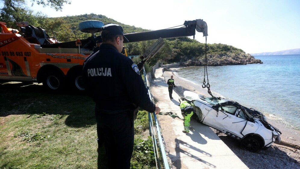 Izvlačenje automobila u kojem je poginulo četvero ljudi kod Senja