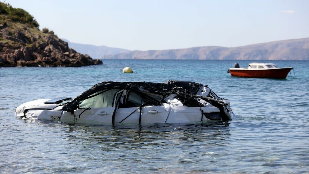 Izvlačenje automobila u kojem je poginulo četvero ljudi kod Senja