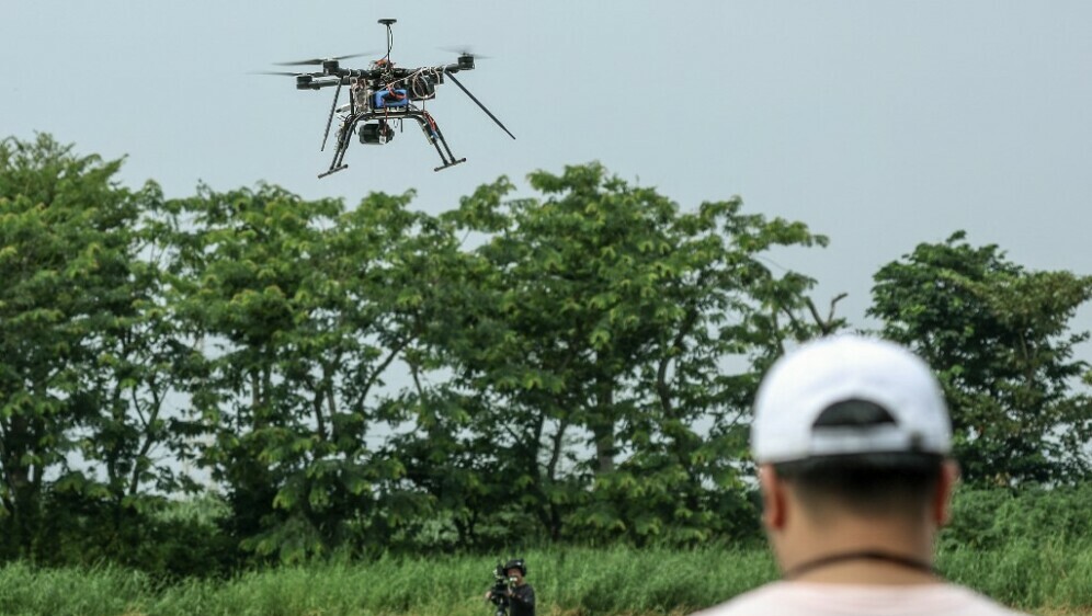 Muškarac upravlja multirotorom, ilustracija