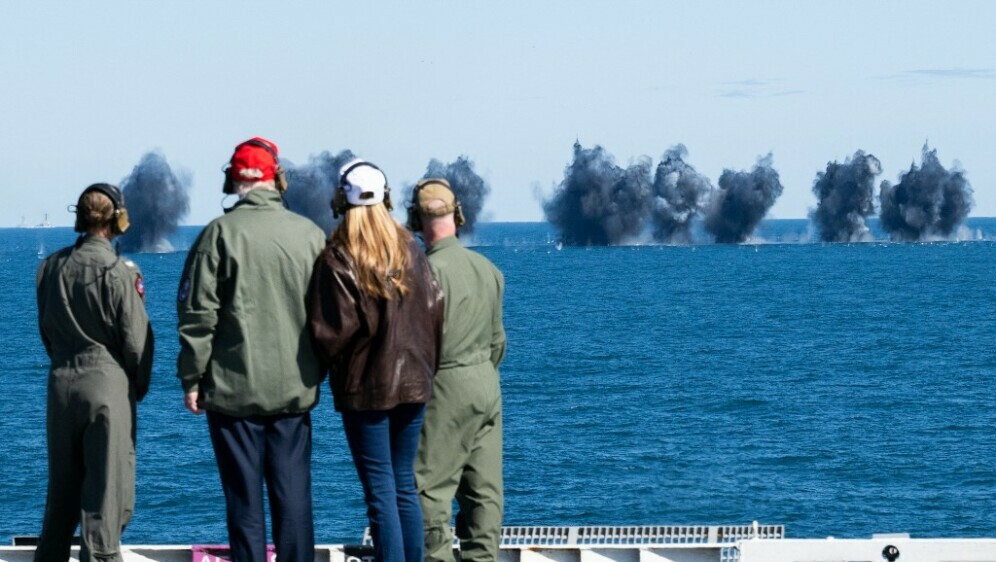 Donald Trump promatra vojnu vježbu mornarice