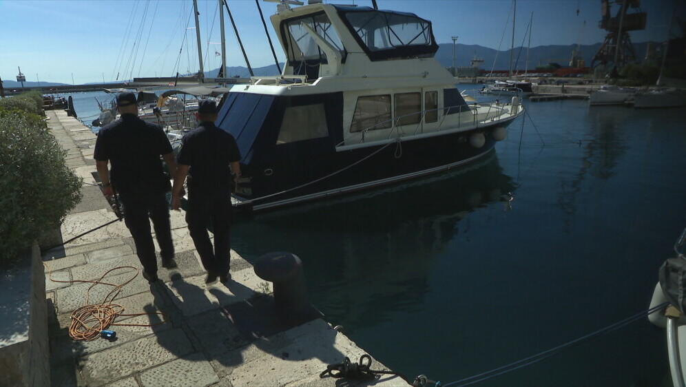 Policajci spasili utopljenike