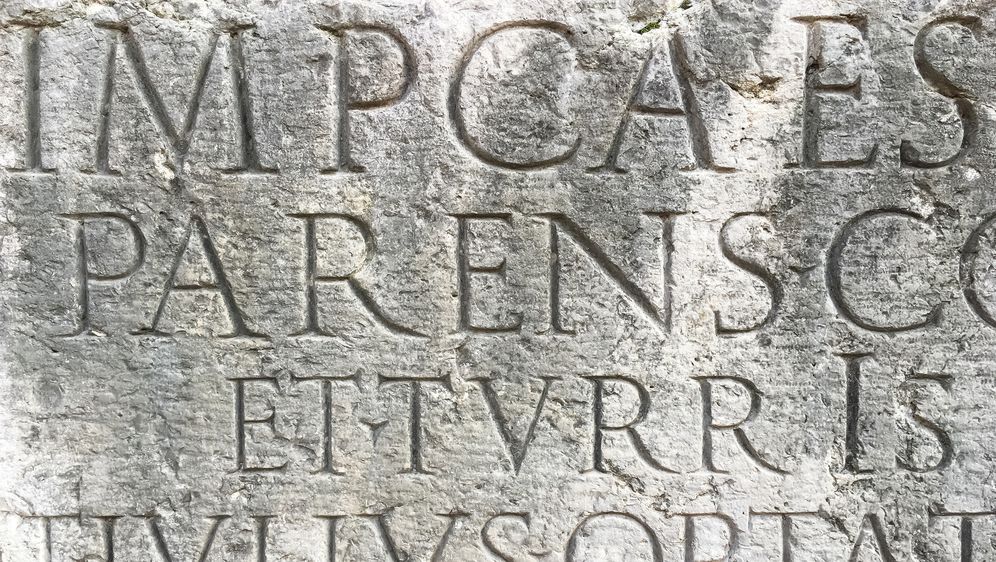 Nadgrobna ploča na latinskom, ilustracija