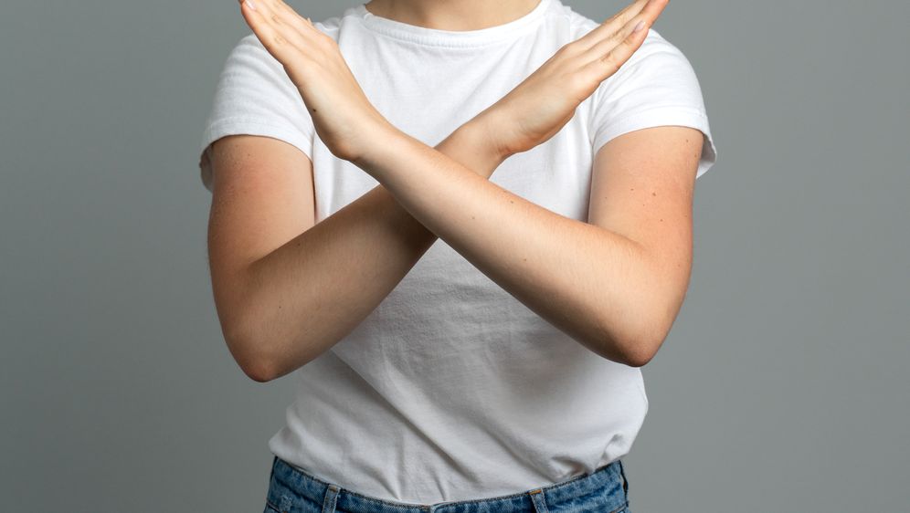 Žena pokazuje znak x