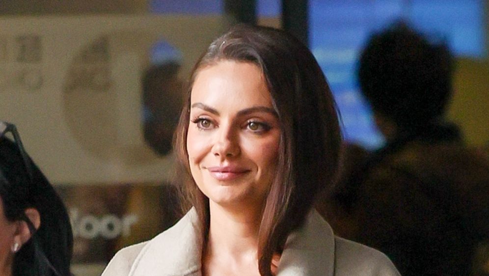 Mila Kunis u krem izdanju u Londonu - 4