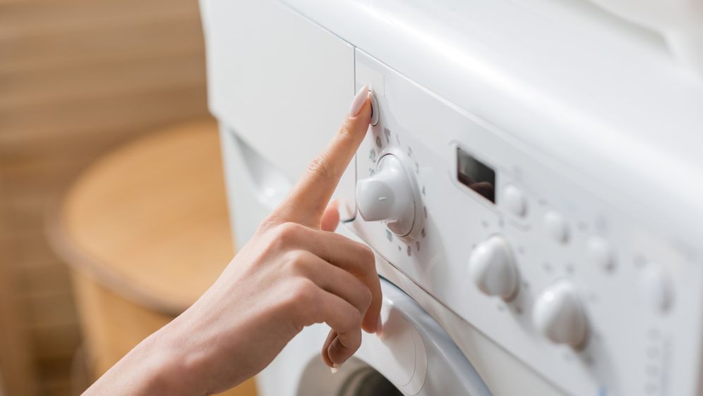 Žena pali perilicu rublja