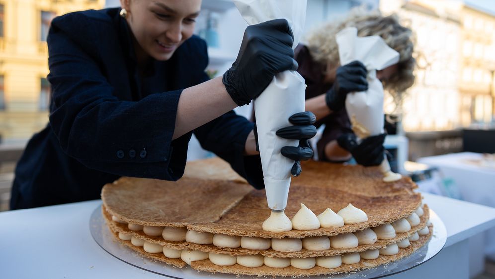 Erika i Eni dovršavaju mille-feuille tortu ispred posjetitelja festivala Jesi za tortu?