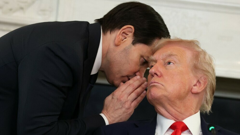 Marco Rubio došaptava važne vijesti Donaldu Trumpu