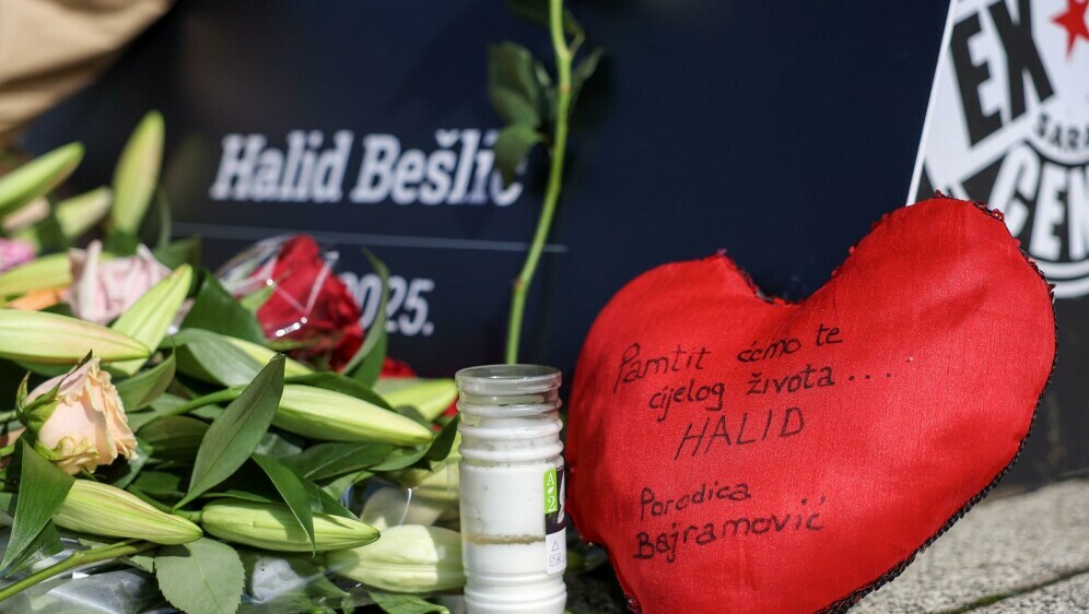 Fanovi odaju počast Halidu Bešliću - 2