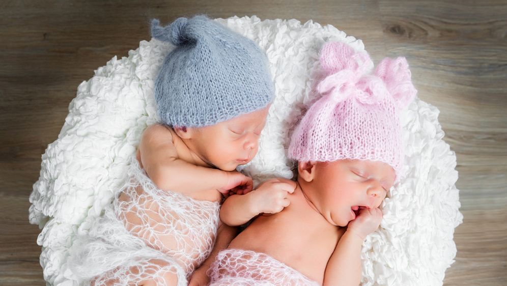 Novorođeni dječak i djevojčica