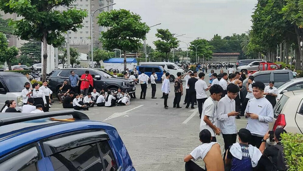 Ljudi na ulici nakon što je potres pogodio Filipine