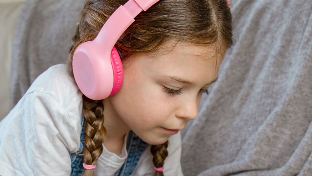 Djeca provode nevjerojatno puno vremena s mobitelom u rukama