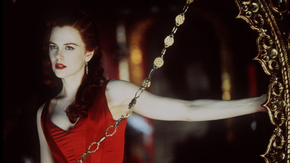 Nicole Kidman kao Satine u nezaboravnoj crvenoj satenskoj haljini u filmu 'Moulin Rouge!' - 4