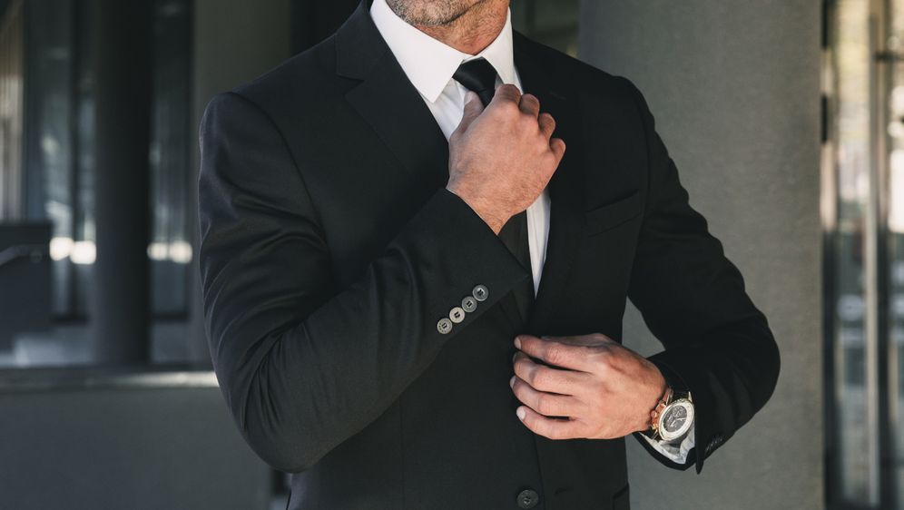 Muškarac popravlja kravata