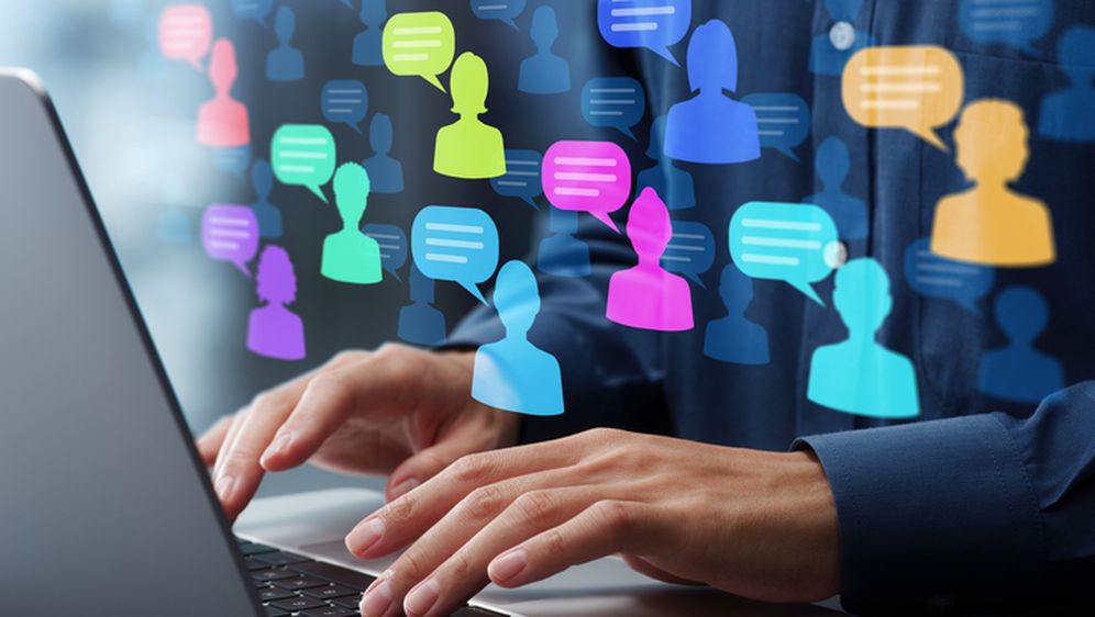 Muškarac na chatu na laptopu, ilustracija