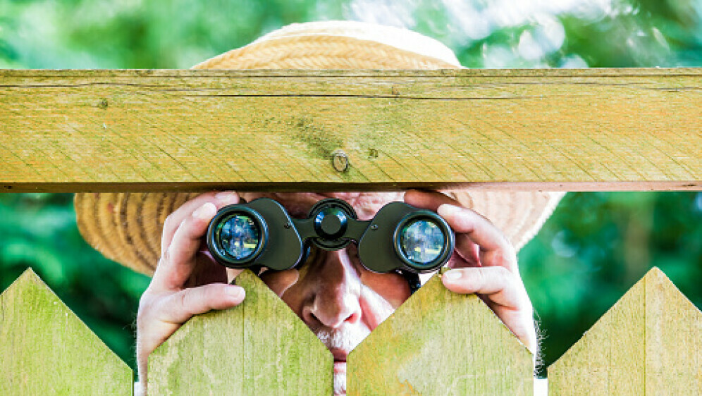 Čovjek gleda preko ograde, ilustracija