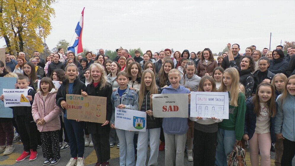 Prosvjed ispred škole u Donjem Dragonošcu