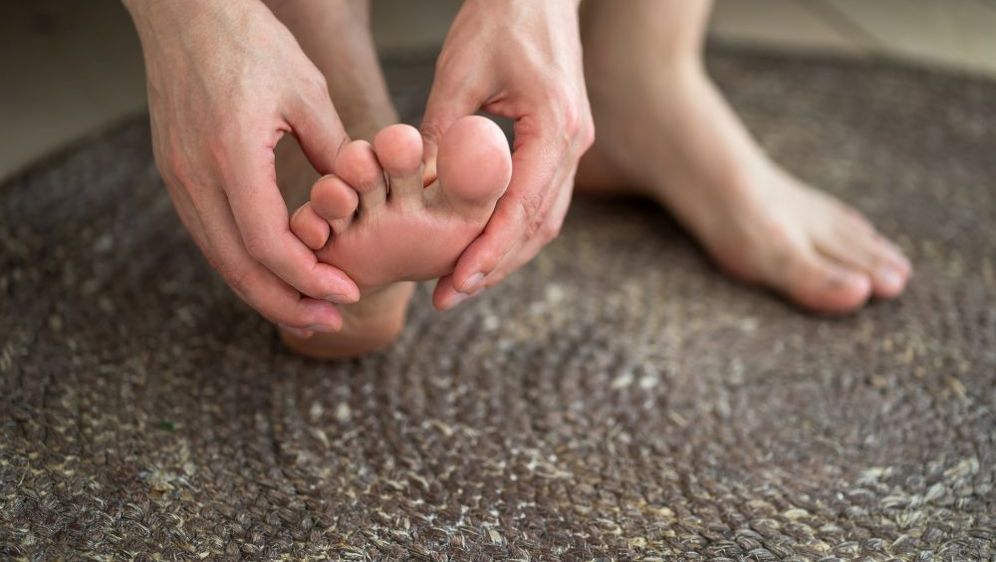 Muškarac masira stiopala, ilustracija