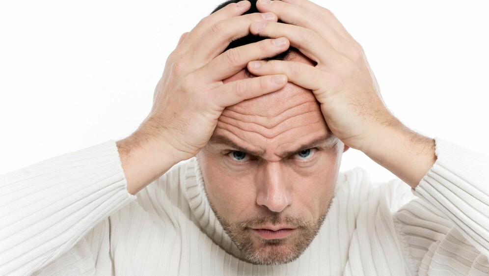 Muškarac koji žustro razmišlja o kvizu