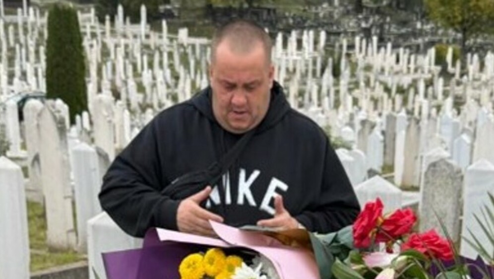 Dino Bešlić na očevom grobu - 3