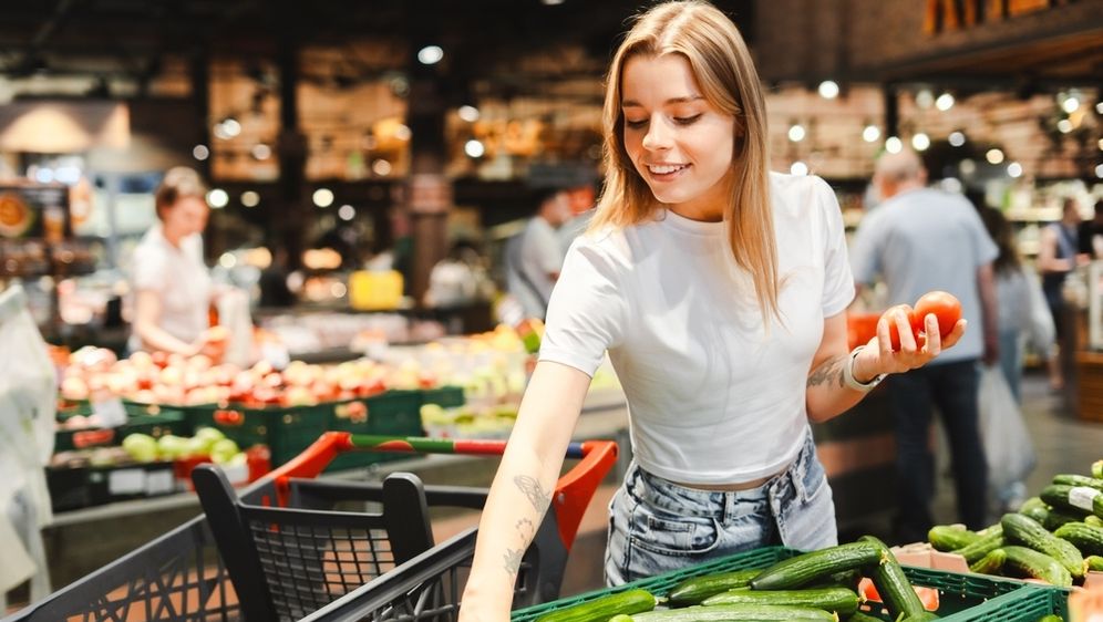 Žena kupuje povrće