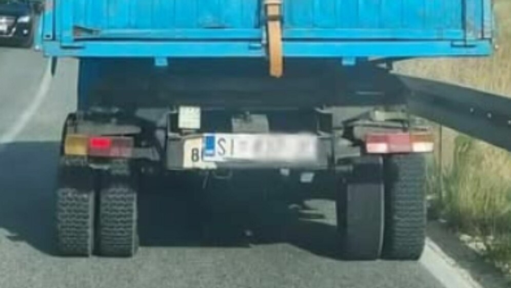 Kamion s urnebesnim natpisom u okolici Šibenika