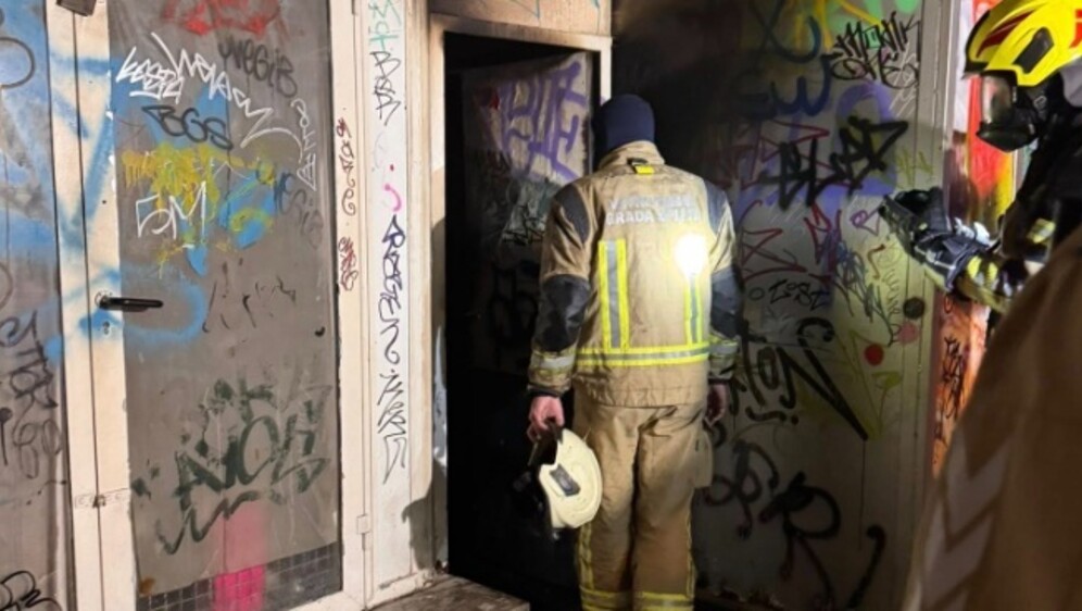 Vatrogasci gase požar