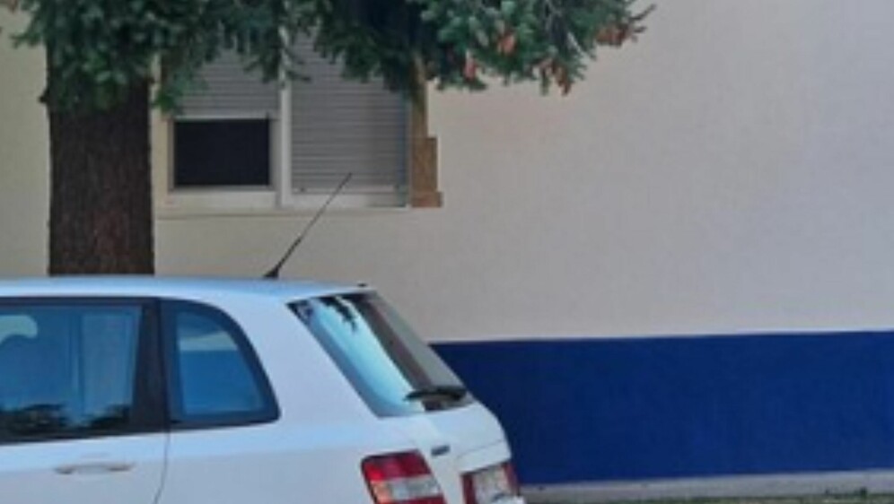 Kuća s fasadom u bojama hrvatske zastave