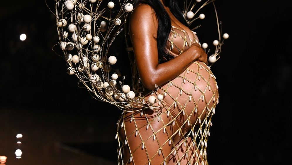 Trudna Jasmine Tookes na modnoj reviji Victoria's Secreta - 3