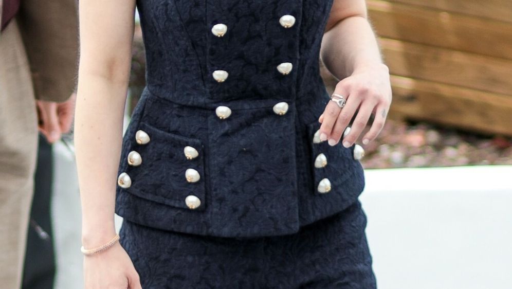 Peplum prsluk vizualno oblikuje struk