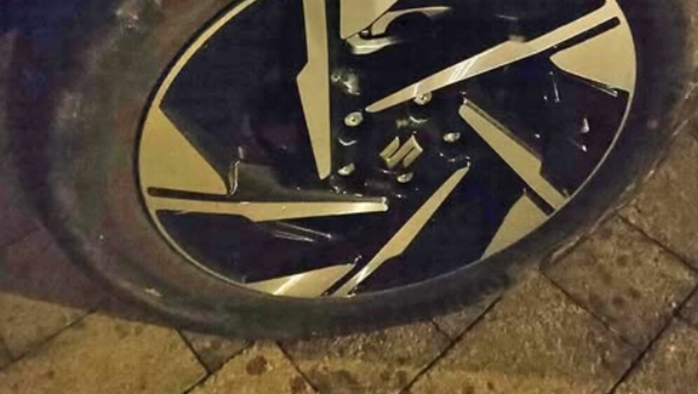 Bizarno popravljena guma na automobilu u Dalmaciji