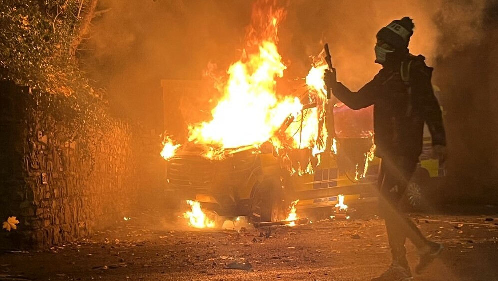 Prosvjednici u Dublinu zapalili automobil