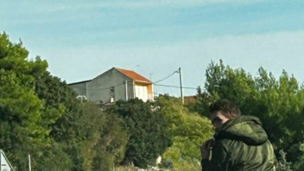 Opušteni vozač mopeda na cesti kod Splita