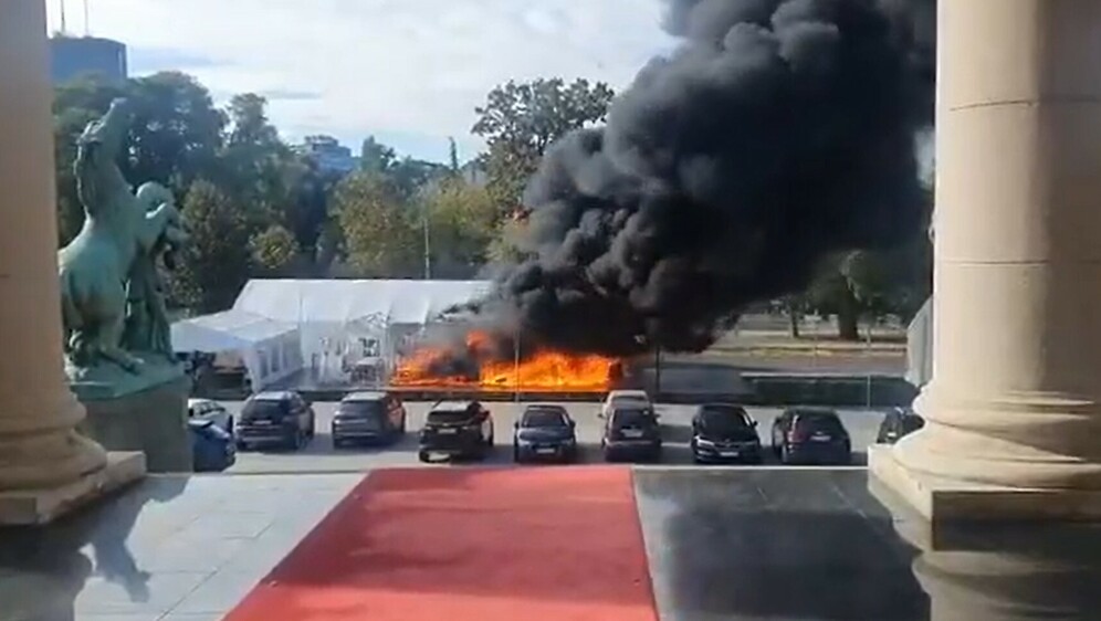 Požar ispred srpskog parlamenta